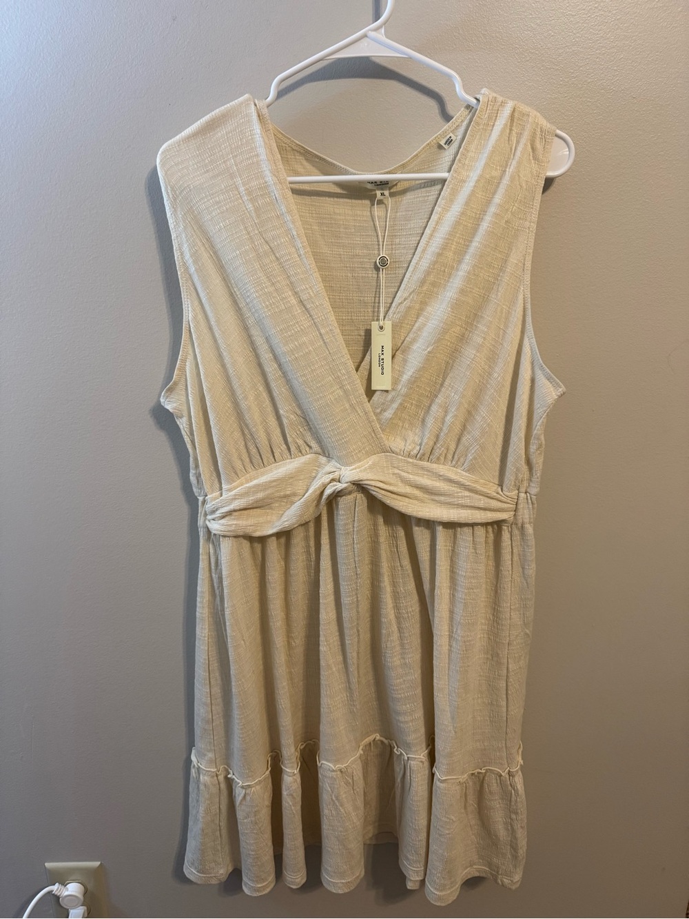 Max Studio Cream Sleeveless V-Neck Knot Waist Dress